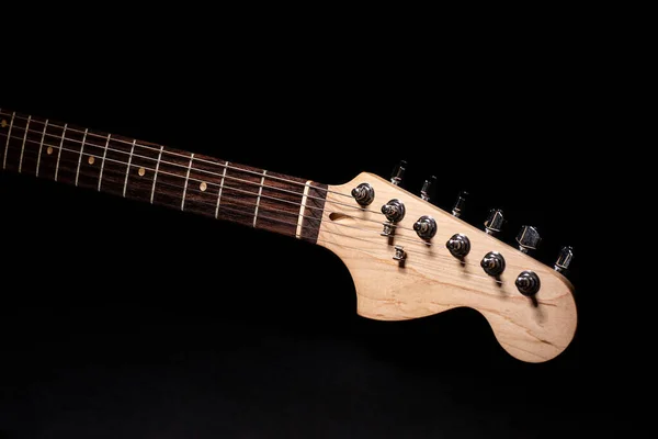 ブラックを背景にしたエレクトリックギターのヘッドストックの一部 — ストック写真