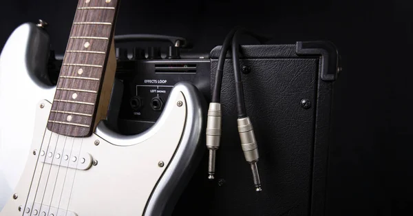 Svart Gitarr Förstärkare Med Jack Kabel Och Silver Elektrisk Gitarr — Stockfoto