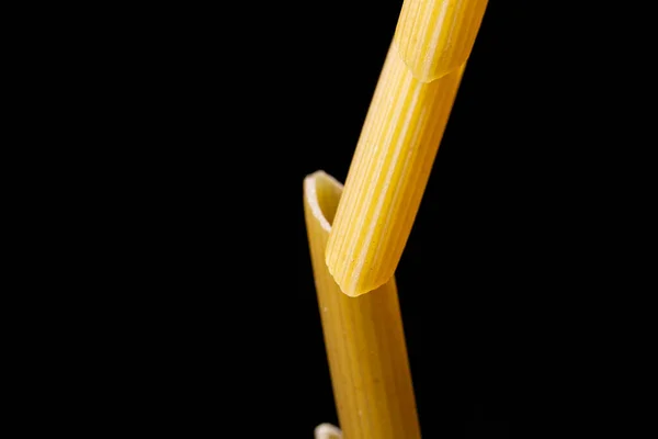 Rauwe Penne Rigate Pasta Close Zwarte Achtergrond — Stockfoto