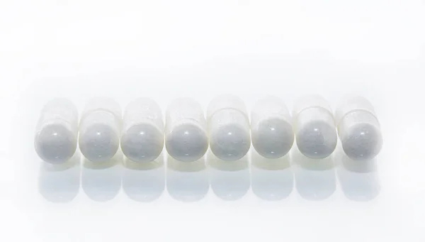 Pillole Bianche Capsula Allineato Isolato Sfondo Bianco — Foto Stock