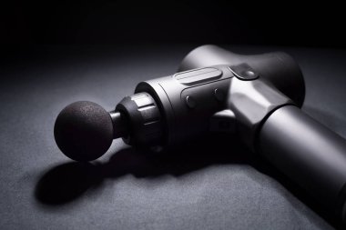  Sporcular için derin kas dokularının perküsyon masajcısı acıyı hafifletir. El bilgisayarı, profesyonel terapötik şok masaj silahı..