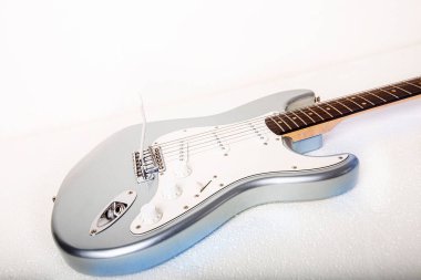 Beyaz arka planda izole edilmiş gümüş elektro gitar. Yüksek kalite fotoğraf