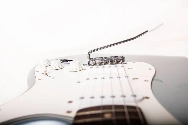 Guitare Électrique Argent Isolée Sur Fond Blanc Photo Haute Qualité — Photo