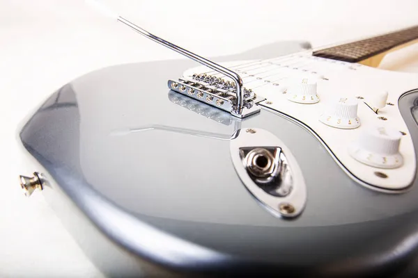 Beyaz Arka Planda Izole Edilmiş Gümüş Elektro Gitar Yüksek Kalite — Stok fotoğraf