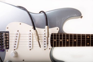 Beyaz arkaplanda izole edilmiş gümüş elektro gitar