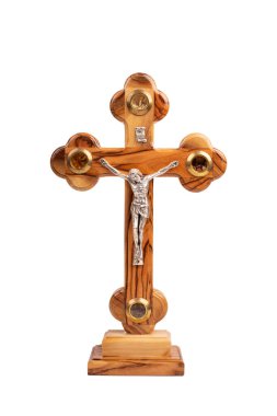 Beyaz arka planda duran tahta haç.