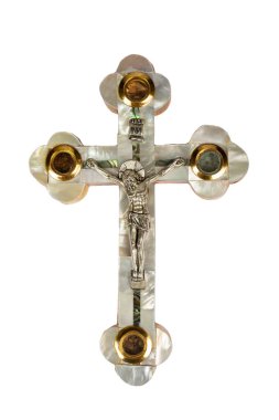 Beyaz arka planda duran tahta haç.