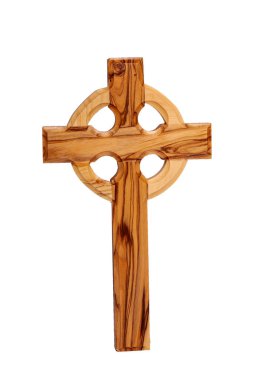 Beyaz arka planda duran tahta haç.