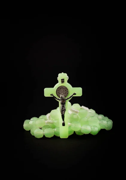 传统的基督教神圣宗教象征绿色念珠隔离在黑色背景 — 图库照片