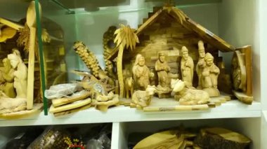 Turistler Eski Şehir Kudüs 'teki pazar caddesini ziyaret ederek hediyelik eşya alıyorlar. 