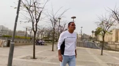 JERUSALEM, ISRAEL-NOVEMBER 13, 2021: Eski Kudüs 'teki sokakları ziyaret eden turistler