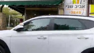 JERUSALEM, ISRAEL - 13 Kasım 2021: Kudüs İsrail 'de bir yolda araba sürmek
