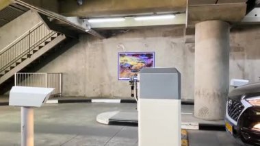 JERUSALEM, ISRAEL-NOVEMBER 13, 2021: Eski şehir Kudüs 'te yeraltı otoparkı, 