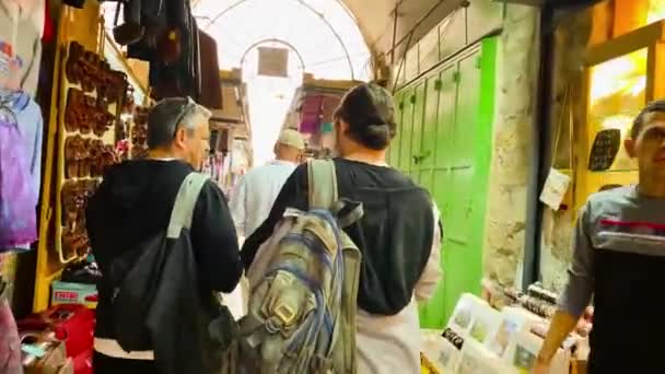JERUSALEM, ISRAEL-NOVEMBRE 13, 2021 : Les touristes visitent la rue dans la vieille ville de Jérusalem — Video
