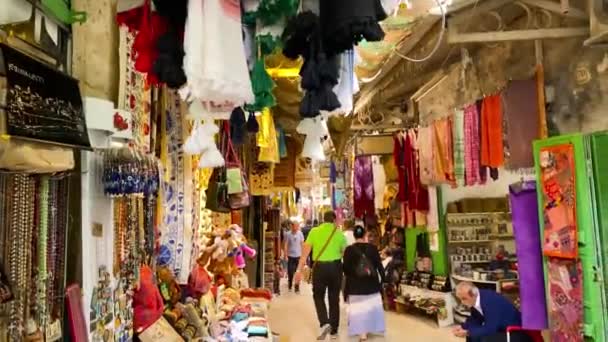 JERUSALEM, ISRAEL-13 DE NOVIEMBRE DE 2021: Los turistas visitan la calle en la Ciudad Vieja de Jerusalén — Vídeo de stock