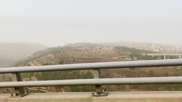 JERUSALEM, ISRAEL - 13 Kasım 2021: Kudüs İsrail 'deki binaların oradaki bir yolda sürüş — Stok video