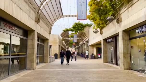 JERUSALEM, ISRAEL-LISTOPAD 13, 2021: Turyści odwiedzają ulicę w Starym Mieście Jerozolima — Wideo stockowe