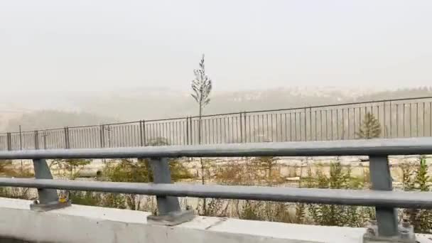 JERUZALÉM, ISRAEL - 13. listopadu 2021: Jízda na silnici v Jeruzalémě Izrael — Stock video