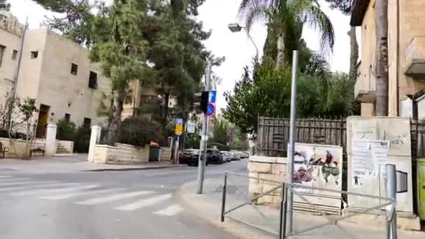 JERUSALEM, ISRAEL - 13 Kasım 2021: Kudüs İsrail 'de bir yolda araba sürmek — Stok video