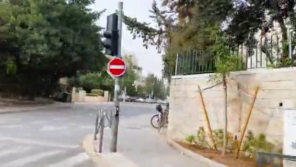 JERUSALEM, ISRAEL - 2021年11月13日：在以色列耶路撒冷的一条路上开车 — 图库视频影像