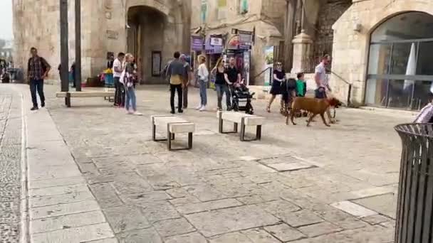 JERUSALEM, ISRAEL-NOVEMBER 13, 2021: Touristen besuchen Straße in der Altstadt von Jerusalem — Stockvideo