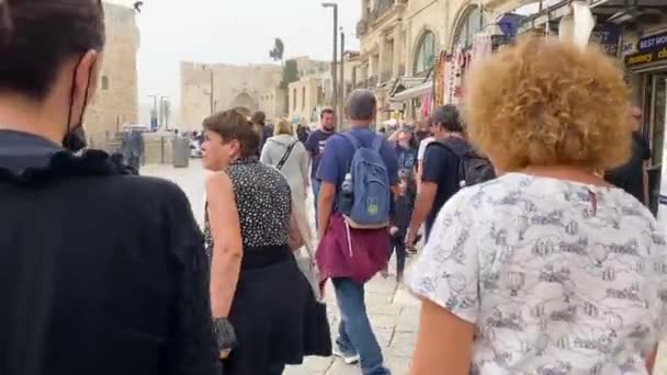 JERUSALEM, ISRAEL-NOVEMBER 13, 2021: Eski Kudüs 'teki sokakları ziyaret eden turistler — Stok video