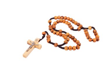 Geleneksel Hıristiyan kutsal ahşap tespih beyaz arka planda izole edilmiştir.