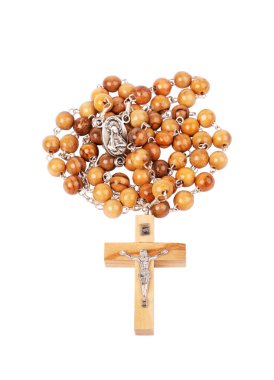 Geleneksel Hıristiyan kutsal ahşap tespih beyaz arka planda izole edilmiştir.