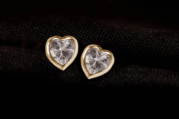 Herzförmige Goldene Ohrstecker Auf Schwarzem Stoff Hintergrund — Stockfoto