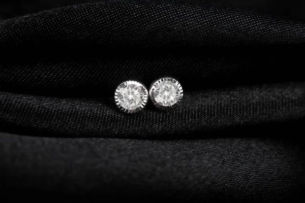 Pendientes Redondos Plata Con Diamante Sobre Fondo Tela Negra —  Fotos de Stock