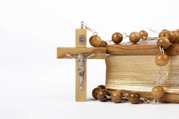 Bible with wooden cross isolated on white background. — Zdjęcie stockowe