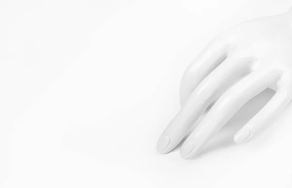 Γυναικείο πλαστικό λευκό χέρι για δαχτυλίδια σε λευκό φόντο. — Φωτογραφία Αρχείου