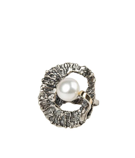 Srebrny pierścień z perłą na białym tle. — Zdjęcie stockowe