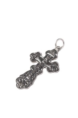 Beyaz arka planda gümüş haç gerdanlığı.