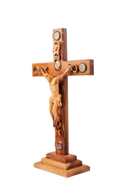 Tahta haç beyaz arka planda izole bir şekilde duruyor..