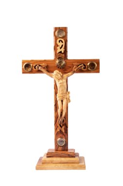 Tahta haç beyaz arka planda izole bir şekilde duruyor..