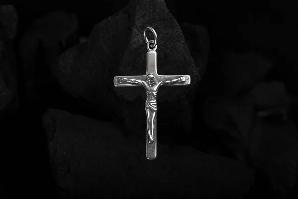 Crucea de argint crucifix cruce pe bucăți de cărbune.. — Fotografie, imagine de stoc