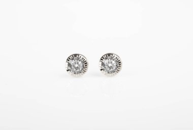 Yuvarlak gümüş küpeler, beyaz arka planda elmas.