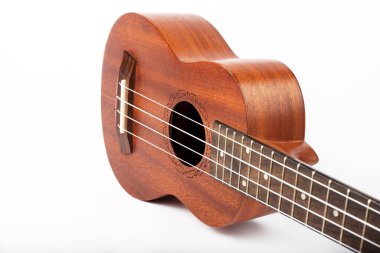 beyaz arkaplanda izole edilmiş ukulele gitar