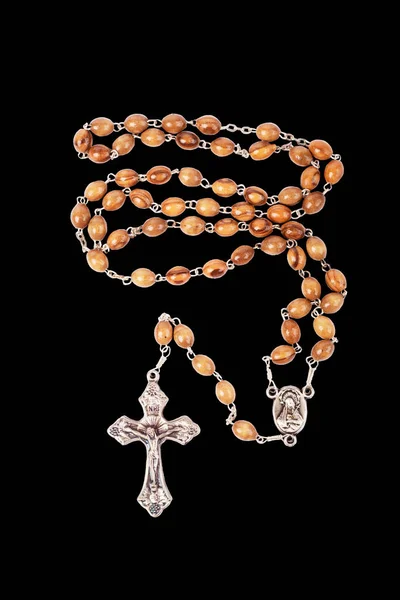 传统基督教神圣宗教的木制念珠 在黑色背景上隔离 免版税图库图片