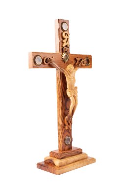 Tahta haç beyaz arka planda izole bir şekilde duruyor..