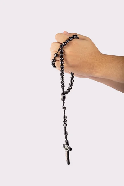 Tangan Terlipat Seorang Pemuda Memegang Rosario Selama Berdoa Terisolasi Latar Stok Gambar Bebas Royalti