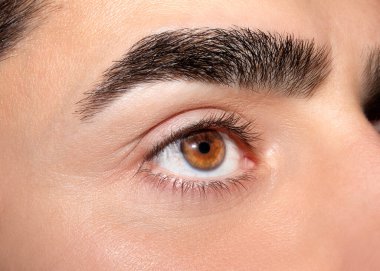 Kahverengi gözlü adamın görüntüsü. Anlayışlı bir bakış.