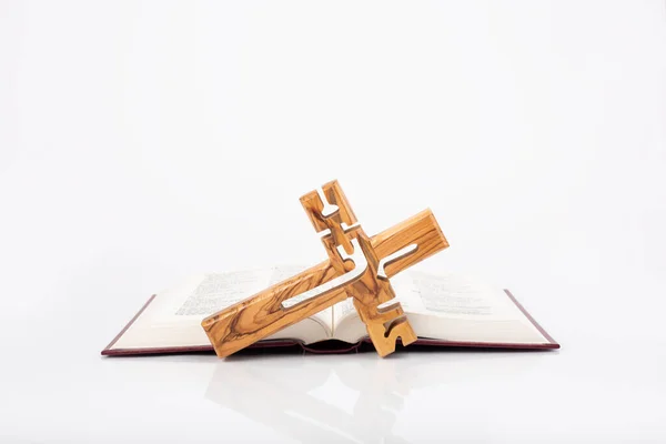 Bible Wooden Cross Isolated White Background — Zdjęcie stockowe