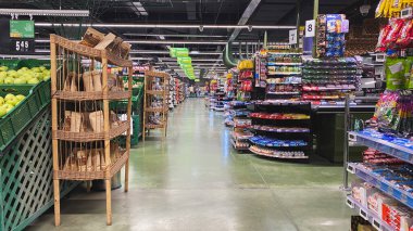 TBILISI, GEORGIA - 29 AĞUSTOS 2022: Agrohub Tiflis 'te büyük bir süpermarket