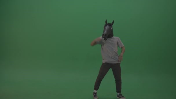 Erkek Dansçı Yeşil Ekranda Dans Ediyor — Stok video