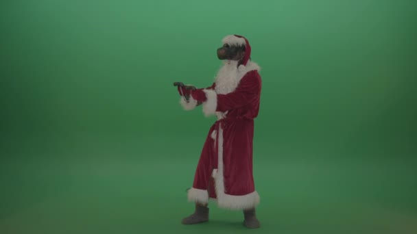 Mężczyzna Stroju Świętego Mikołaja Okularach Izolowane Zielonym Tle — Wideo stockowe