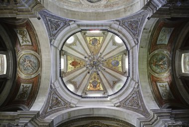 güzel Kilise çatısının