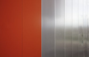 kırmızı duvar ve metal