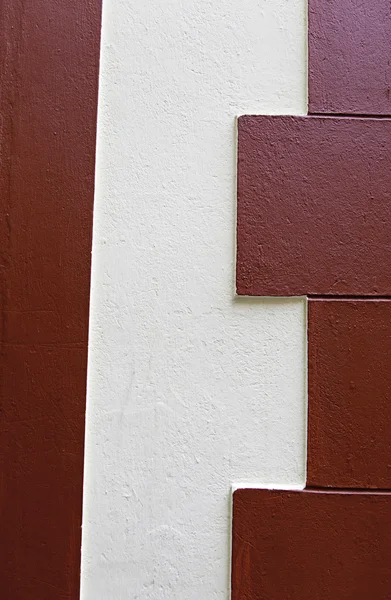 Белая и красная стена — стоковое фото